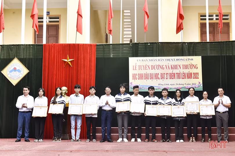 TX Hồng Lĩnh khen thưởng 32 học sinh đậu đại học, đạt 27 điểm trở lên