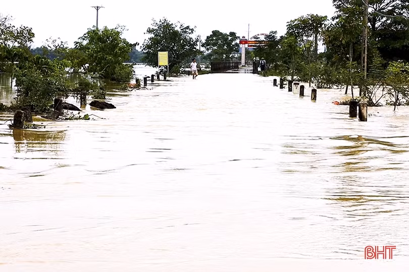 Nước sông tiếp tục dâng, các xã ngoài đê huyện Đức Thọ bị chia cắt