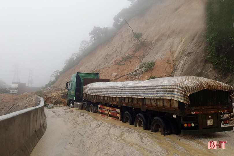 Tập trung khắc phục các điểm sạt lở, quốc lộ 8A được thông tuyến