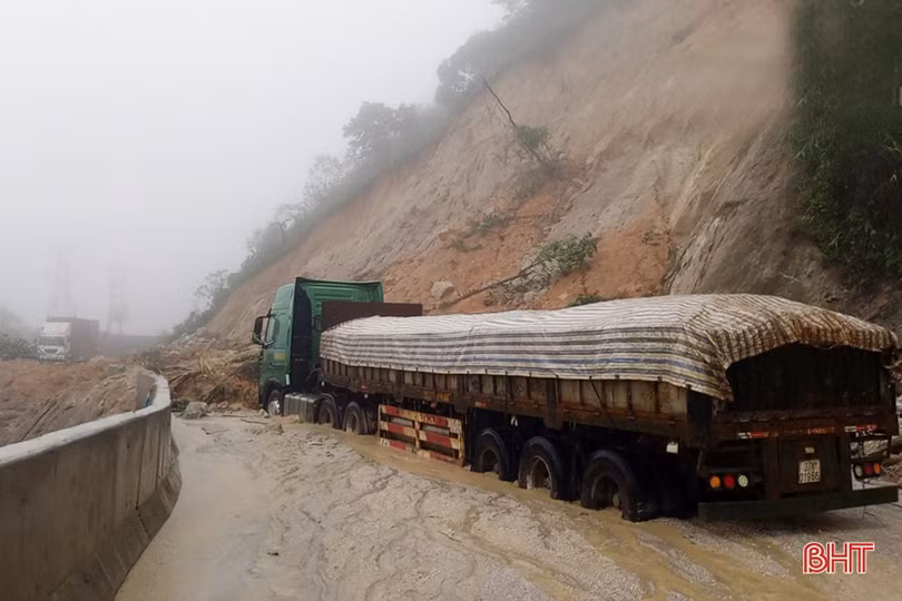 Tập trung khắc phục các điểm sạt lở, quốc lộ 8A được thông tuyến