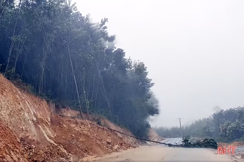 Nhiều tuyến đường, cầu cống ở Hương Khê bị ngập do mưa lớn