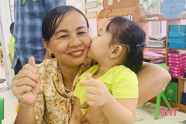 Học sinh mầm non Trí Đức học cách chăm sóc ông bà