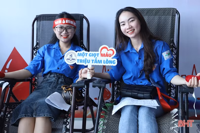 Tiếp nhận 220 đơn vị máu trong chương trình “Trao giọt hồng - gửi yêu thương” tại ĐH Hà Tĩnh