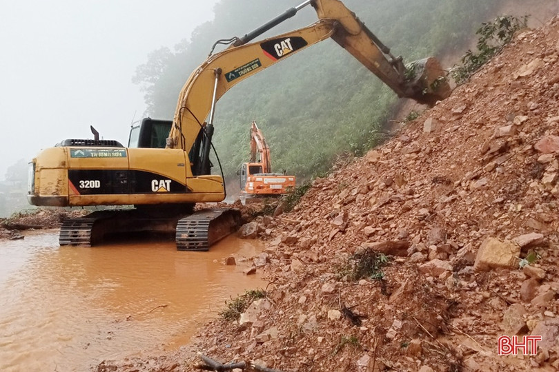 Mưa lớn kéo dài, đường lên Cửa khẩu quốc tế Cầu Treo bị sạt lở nhiều điểm
