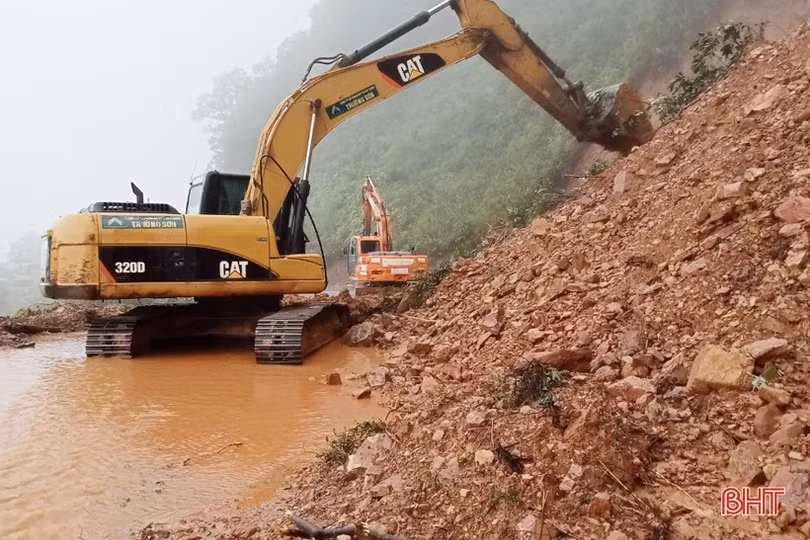 Mưa lớn kéo dài, đường lên Cửa khẩu quốc tế Cầu Treo bị sạt lở nhiều điểm