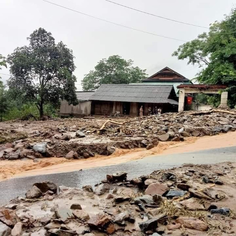 Bản làng tan hoang sau cơn lũ dữ ở Kỳ Sơn