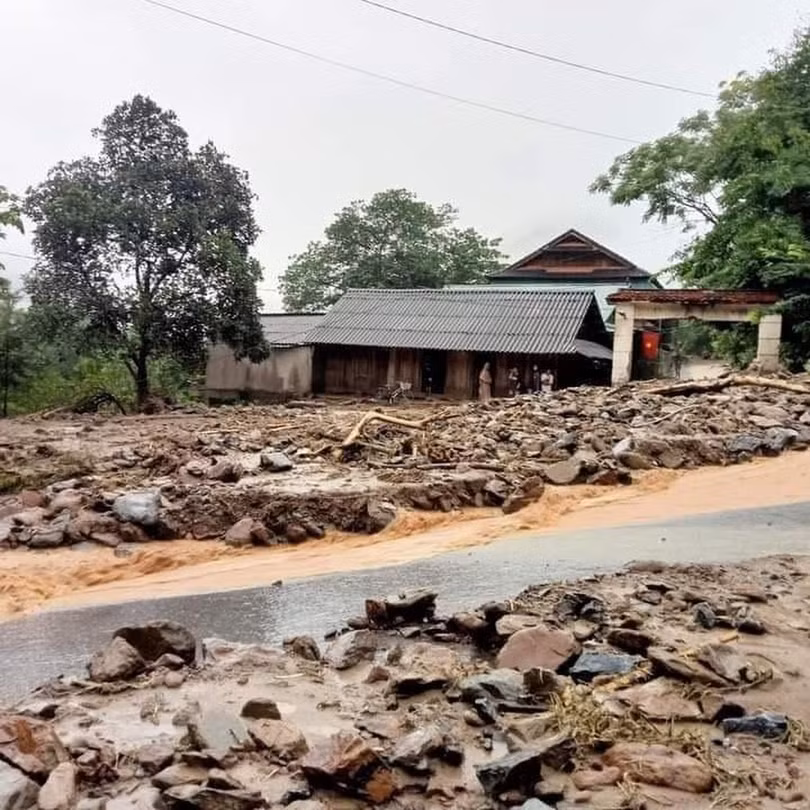 Bản làng tan hoang sau cơn lũ dữ ở Kỳ Sơn
