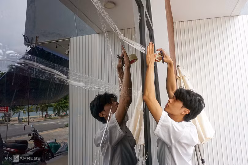 Những cách chống bão Noru của người dân miền Trung