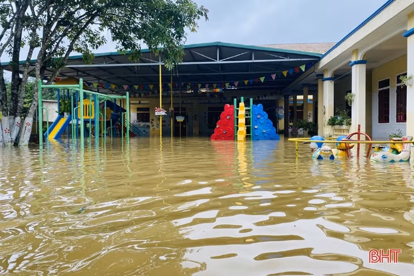 Cận cảnh nước lũ đang “bủa vây” nhiều xã ở Hà Tĩnh