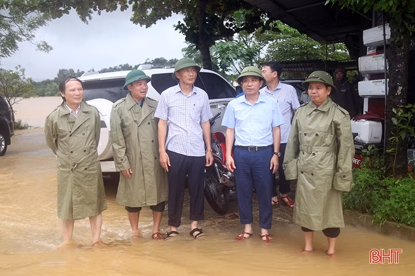 Đảm bảo an toàn tuyệt đối tính mạng và tài sản cho người dân trong mưa lũ