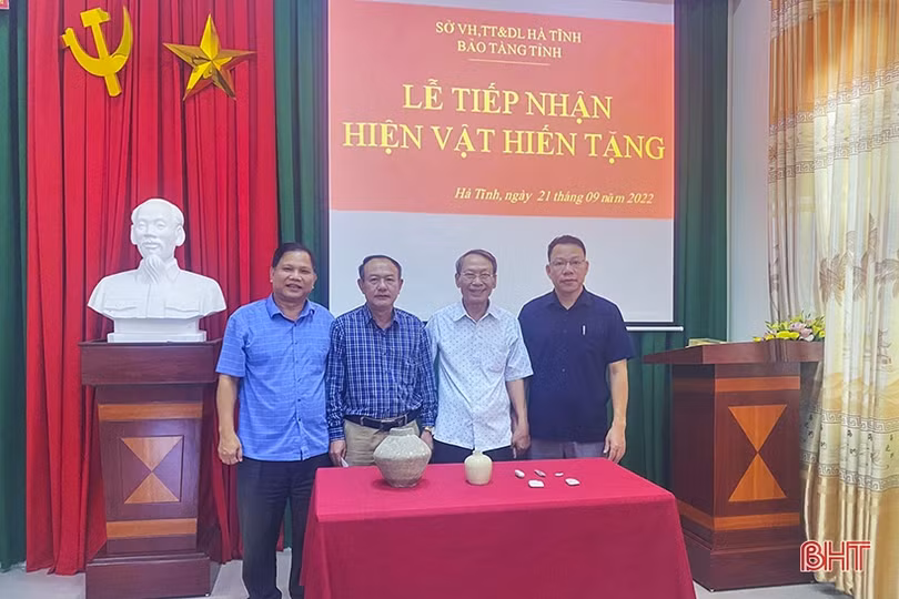 Nhiều người dân hiến tặng cổ vật, tư liệu quý cho Bảo tàng Hà Tĩnh