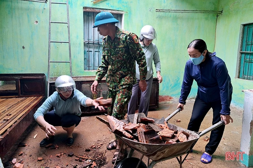 Giúp dân khắc phục thiệt hại do mưa, gió lốc ở Nghi Xuân