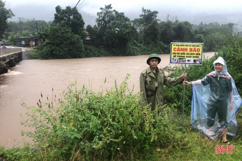 Di dời dân trong đêm để tránh ngập lụt, lở đất ở Hương Sơn