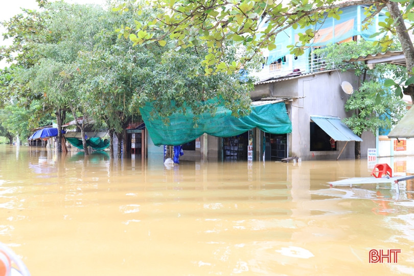 Cận cảnh nước lũ đang “bủa vây” nhiều xã ở Hà Tĩnh ảnh 3 Cận cảnh nước lũ đang “bủa vây” nhiều xã ở Hà Tĩnh