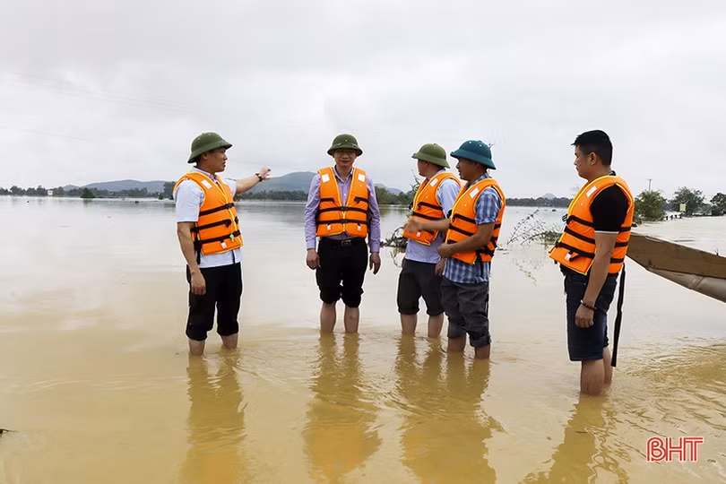 Nước sông tiếp tục dâng, các xã ngoài đê huyện Đức Thọ bị chia cắt