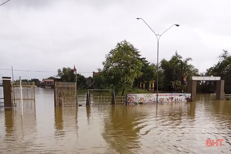 Nhiều hộ dân ở Đức Thọ, Vũ Quang bị cô lập, cây trồng bị gãy đổ do mưa lũ