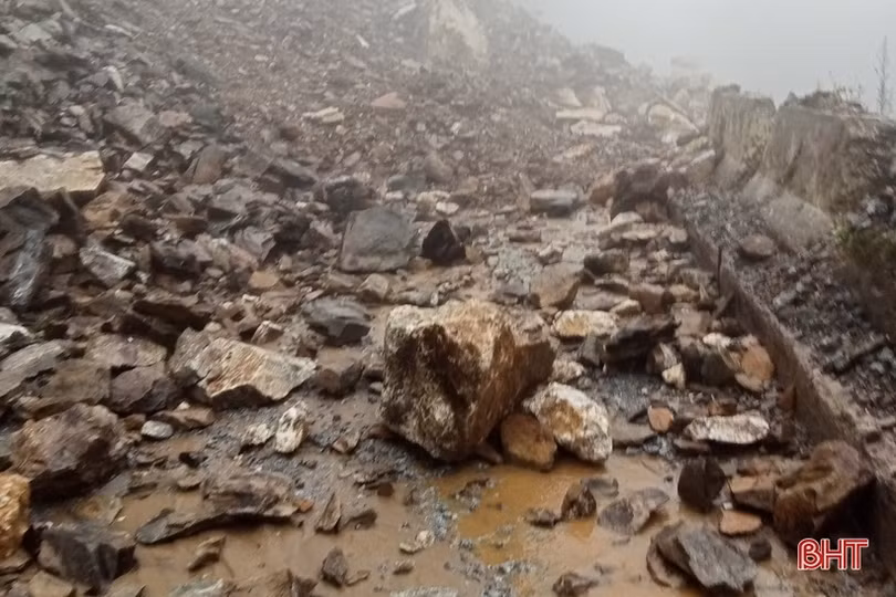 Mưa lớn kéo dài, đường lên Cửa khẩu quốc tế Cầu Treo bị sạt lở nhiều điểm