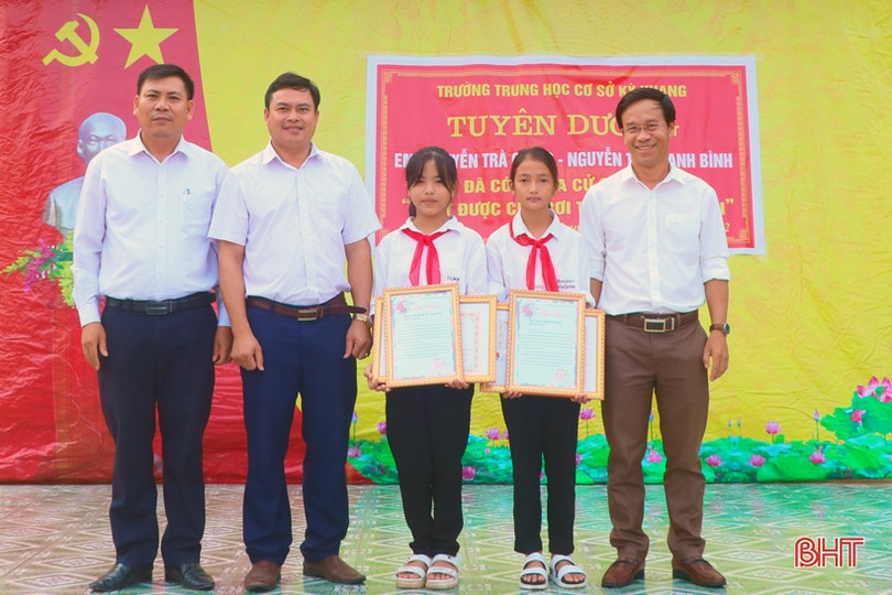 Khen thưởng 2 học sinh huyện Kỳ Anh nhặt được của rơi, tìm người để trả lại