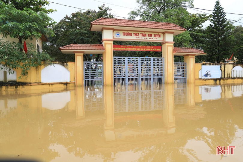 Cận cảnh nước lũ đang “bủa vây” nhiều xã ở Hà Tĩnh ảnh 8 Cận cảnh nước lũ đang “bủa vây” nhiều xã ở Hà Tĩnh