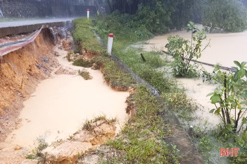 Nhiều hộ dân ở Đức Thọ, Vũ Quang bị cô lập, cây trồng bị gãy đổ do mưa lũ