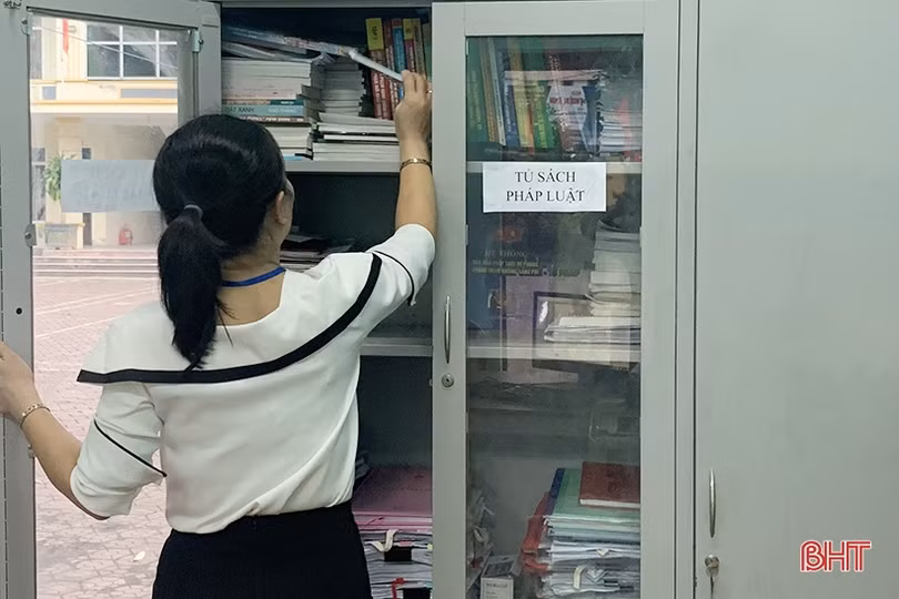 Tủ sách pháp luật đang bị “lãng quên”!