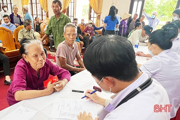 Formosa Hà Tĩnh phối hợp khám, cấp thuốc miễn phí cho gần 300 người dân