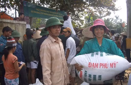 Người dân xã Hương Thủy (Hương Khê) phấn khởi khi mua được phân bón giá rẻ ngay tại địa phương