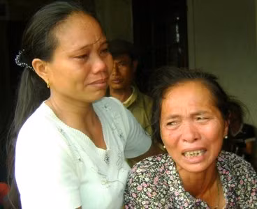 Bà Diên (mặc áo hoa) - mẹ anh Nguyễn Văn Sơn (xã Kỳ Khang) cạn nước mắt khi con đang mất tích bên xứ người