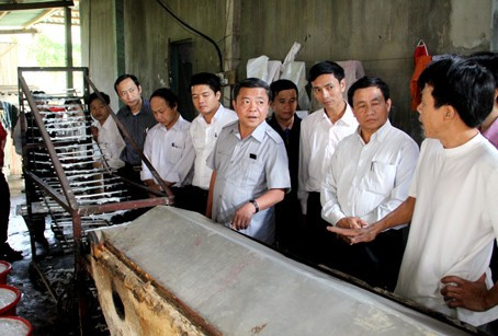 Chủ tịch UBND tỉnh Võ Kim Cự cùng đoàn công tác kiểm tra mô hình sản xuất bún, bánh tại gia đình ông Dương Hồng Tính - xóm 4, xã Gia Phố...