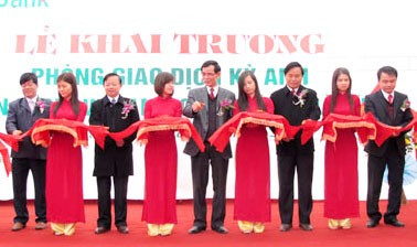 Phó Chủ tịch Thường trực UBND tỉnh Hà Tĩnh Trần Minh Kỳ cùng lãnh đạo các đơn vị liên quan cắt băng khai trương Phò Giao dịch VP Bank Kỳ Anh