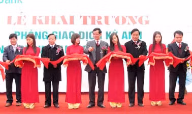 Phó Chủ tịch Thường trực UBND tỉnh Hà Tĩnh Trần Minh Kỳ cùng lãnh đạo các đơn vị liên quan cắt băng khai trương Phò Giao dịch VP Bank Kỳ Anh