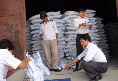 Đoàn kiểm tra liên ngành Sở NN&PTNT kiểm tra hàng hóa vật tư nông nghiệp tại kho của Công ty CP Vật tư Nông nghiệp Hà Tĩnh...
