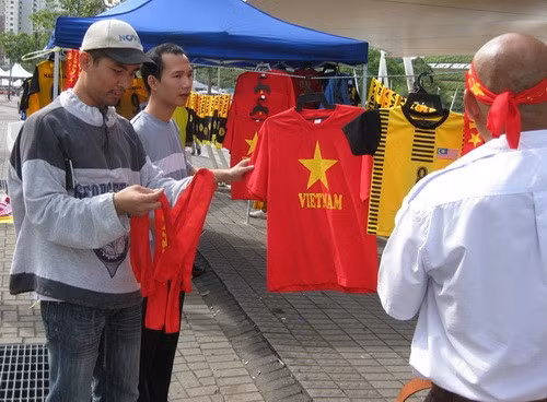 Cổ động viên mua áo “Việt Nam” chuẩn bị trận đấu tối mai