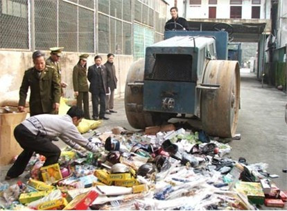 Lực lượng quản lý thị trường Hà Tĩnh tiêu hủy hàng vi phạm