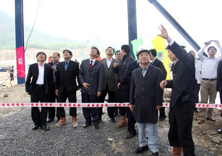 Các đồng chí lãnh đạo tỉnh Hà Tĩnh, Quảng Bình và các Tập đoàn, Tổng công ty chứng kiến lễ lắp đặt bao hơi