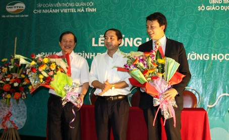 Phó Chủ tịch UBND tỉnh Nguyễn Thiện tặng hoa chúc mừng lãnh đạo 2 đơn vị đã phối hợp tốt và hoàn thành Chương trình Internet trường học