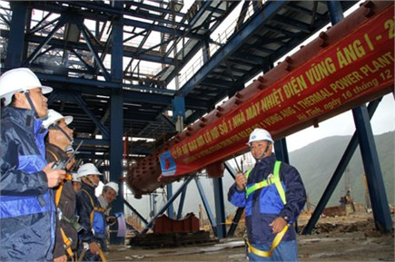 Kỹ sư Lưu Văn Toản – Phó TGĐ Lilama 69 (bên phải) trực tiếp chỉ huy các kỹ sư, cán bộ kỹ thuật lắp đặt bao hơi số 1