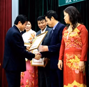 Trưởng Ban Tuyên giáo Tỉnh ủy Hà Tĩnh Đặng Quốc Vinh trao bằng khen cho các tập thể có thành tích xuất sắc...