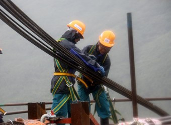 Để đưa bao hơi nặng 320 tấn lên độ cao 63m phải dùng hệ thống kích rút với máy bơm hơi công suất 50HP và 24 sợi dây cáp lớn