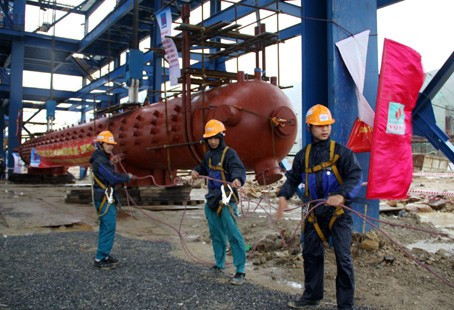 Từ sáng sớm, các cán bộ kỹ thuật và công nhân đã chuẩn bị các điều kiện an toàn nhất cho việc lắp đặt bao hơi