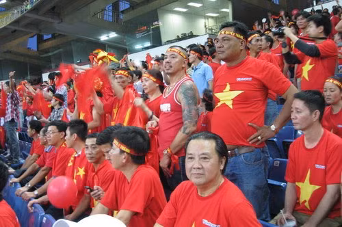 Các CĐV VN trên sân Bukit Jalil - Ảnh: Xuân Triển Các CĐV VN trên sân Bukit Jalil - Ảnh: Xuân Triển