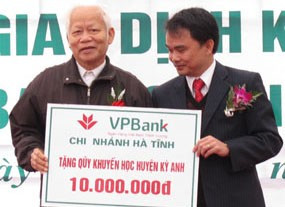 Nhân lễ khai trương, VP Bank Hà Tĩnh trao tặng Quỹ khuyến học huyện Kỳ Anh 10 triệu đồng.