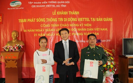 Lãnh đạo Chi nhánh Viettel Hà Tĩnh trao tặng điện thoại cho trưởng bản Hồ Thị Hồng và đại diện đồn Biên phòng 575
