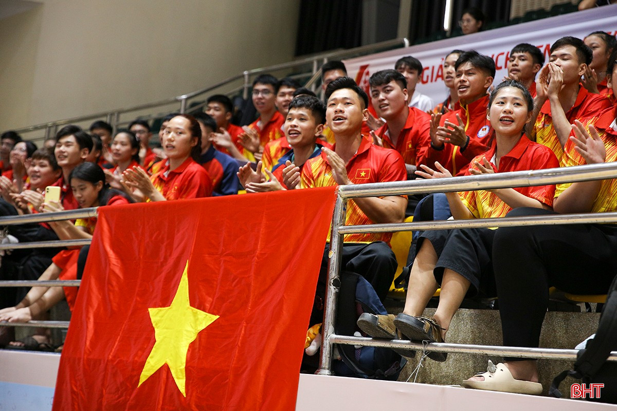 Cổ động viên Việt Nam "phủ đỏ" khán đài. bqbht_br_a3.jpg