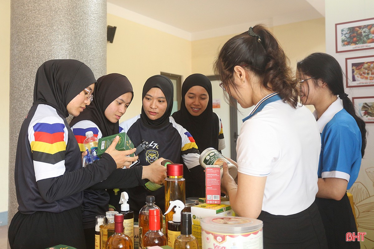 Các đoàn VĐV quốc tế tham quan gian hàng trưng bày sản phẩm OCOP của Hà Tĩnh tại Nhà thi đấu TDTT tỉnh. bqbht_br_b8.jpg