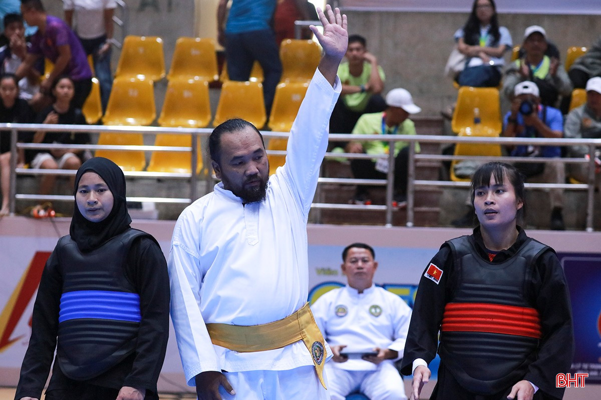 Sau 3 hiệp đấu, nữ võ sĩ Lê Thị Vân Anh giành chiến thắng chung cuộc với tỷ số 3-0, qua đó đi tiếp vào vòng trong. bqbht_br_a9.jpg