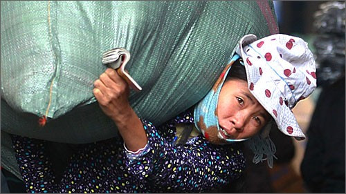 Theo quy định mới, phụ nữ không được làm những công việc nặng nhọc (Ảnh: Tuổi trẻ)