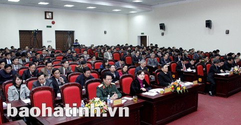 Các đại biểu thảo luận tại hội trường