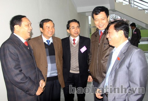 Các đại biểu trao đổi bên lề kỳ họp