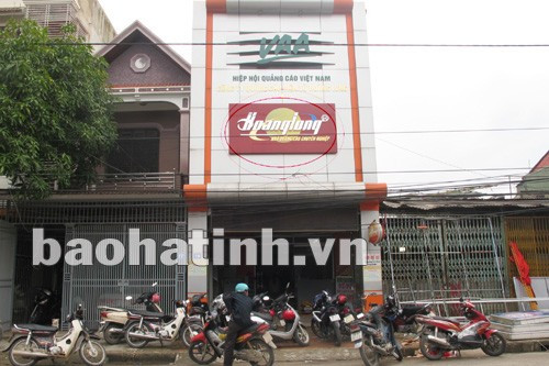 Dù đã đủ điều kiện và được LĐLĐ thành phố vận động hàng chục lần nhưng Công ty Quảng cáo điện tử Hoàng Long vẫn không thành lập tổ chức công đoàn. Dù đã đủ điều kiện và được LĐLĐ thành phố vận động hàng chục lần nhưng Công ty Quảng cáo điện tử Hoàng Long vẫn không thành lập tổ chức công đoàn.